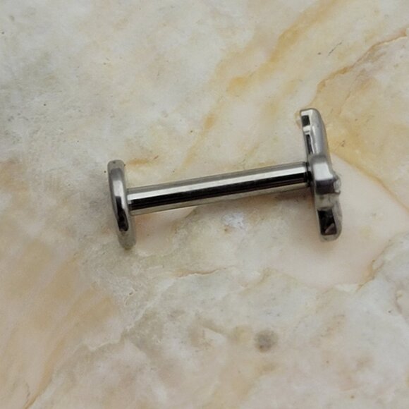 16G Swan labret with CZ gems G23 Titanium cartilage monroe internally threaded - Picture 2 of 2